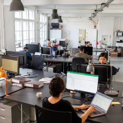 50 bis 249 Mitarbeiter